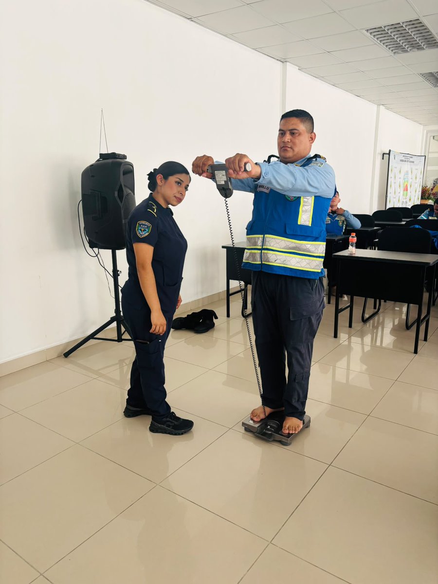 DSP_HN's tweet photo. La Clínica Policial de Especialidades - San Pedro Sula (SPS) impartió un Taller sobre Bioimpedancia, a través de esta tecnología de evaluación corporal, enseñamos a medir de forma precisa parámetros clave como el porcentaje de grasa, masa muscular y niveles de hidratación💙🍎 https://t.co/4xrY2jlWRz