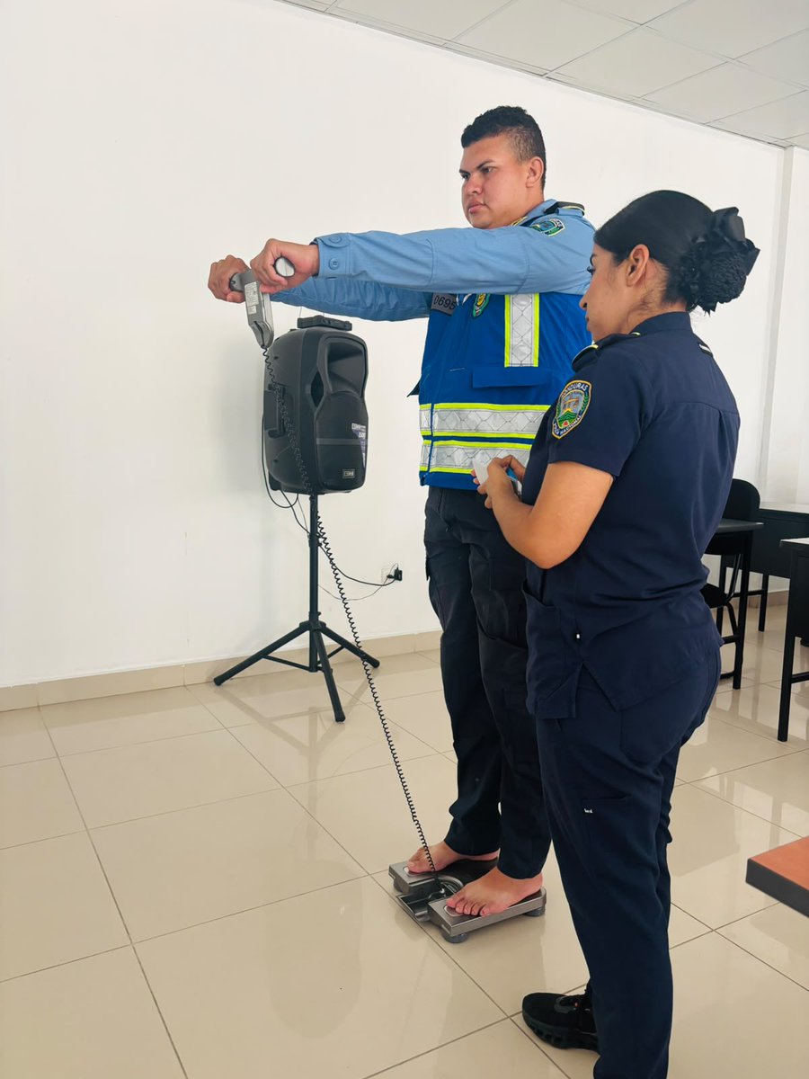 DSP_HN's tweet photo. La Clínica Policial de Especialidades - San Pedro Sula (SPS) impartió un Taller sobre Bioimpedancia, a través de esta tecnología de evaluación corporal, enseñamos a medir de forma precisa parámetros clave como el porcentaje de grasa, masa muscular y niveles de hidratación💙🍎 https://t.co/4xrY2jlWRz