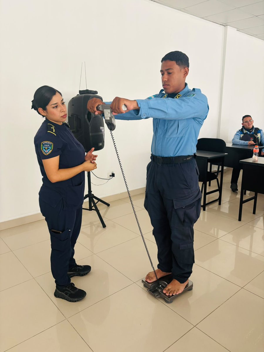 DSP_HN's tweet photo. La Clínica Policial de Especialidades - San Pedro Sula (SPS) impartió un Taller sobre Bioimpedancia, a través de esta tecnología de evaluación corporal, enseñamos a medir de forma precisa parámetros clave como el porcentaje de grasa, masa muscular y niveles de hidratación💙🍎 https://t.co/4xrY2jlWRz