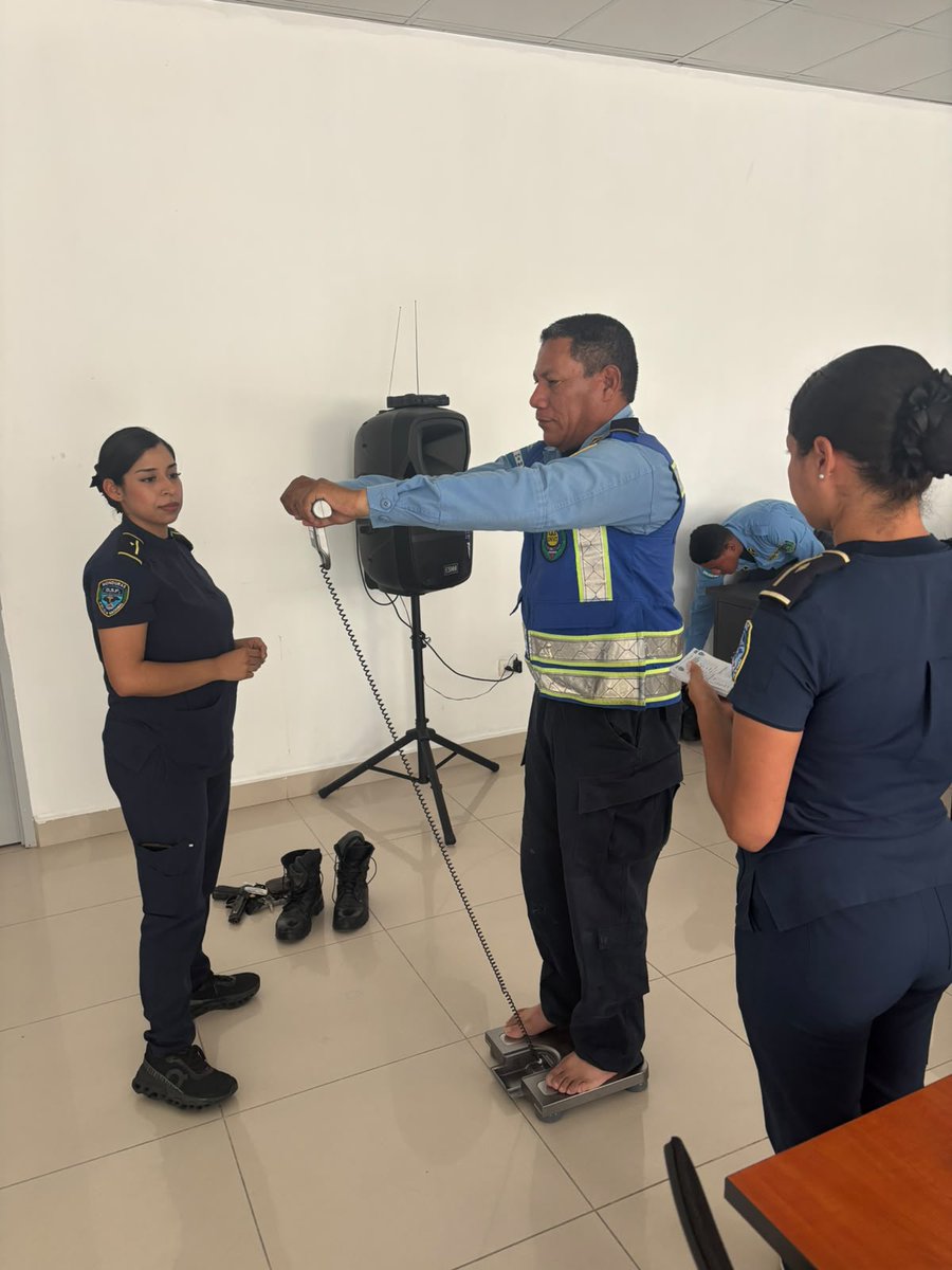 DSP_HN's tweet photo. La Clínica Policial de Especialidades - San Pedro Sula (SPS) impartió un Taller sobre Bioimpedancia, a través de esta tecnología de evaluación corporal, enseñamos a medir de forma precisa parámetros clave como el porcentaje de grasa, masa muscular y niveles de hidratación💙🍎 https://t.co/4xrY2jlWRz