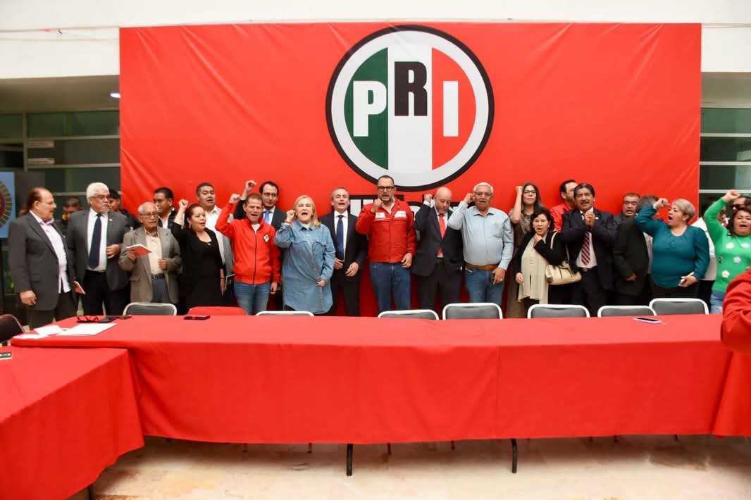 cdeprihidalgo's tweet photo. Nuestro presidente estatal @MarcoMendoza_B , nuestra secretaria general @Victoria_E_M_M y la diputada @Montce_hdez , sostuvieron un encuentro con Jesús Priego Rivera, Secretario General de la CTMHidalgo, así como con líderes de sindicatos y organizaciones. 

#SíHayDeOtra https://t.co/YUqQFCpNjo