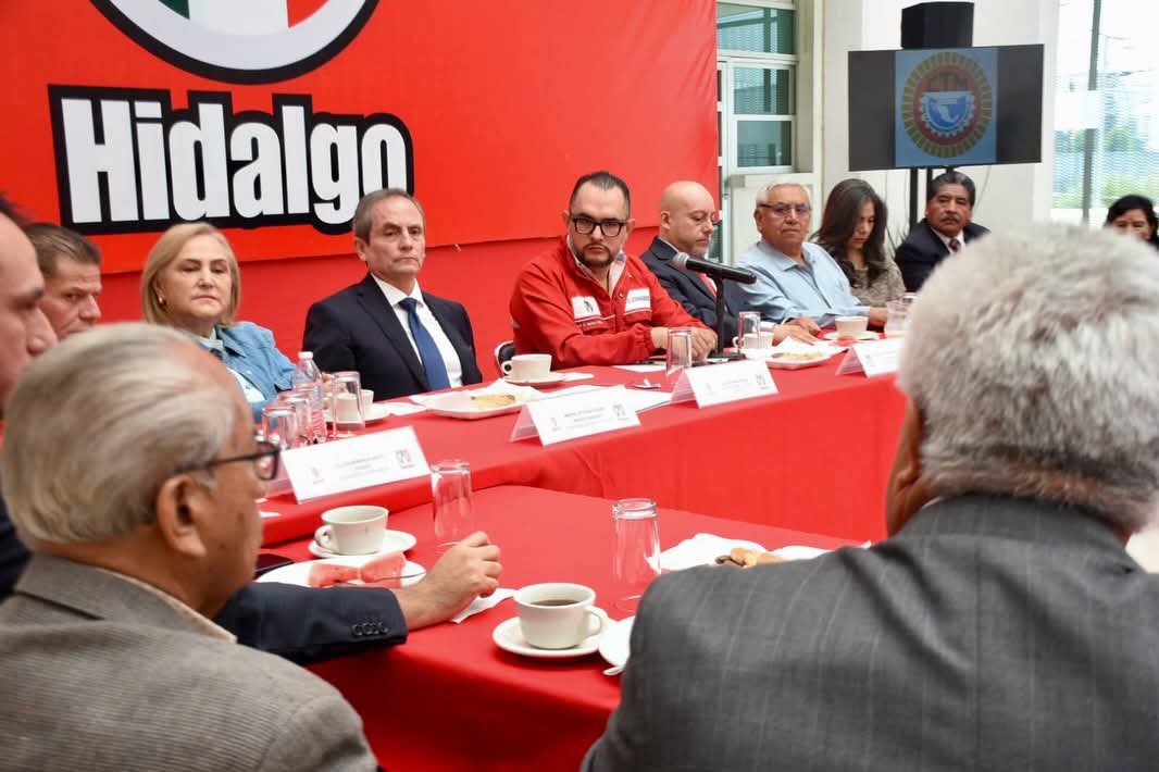 cdeprihidalgo's tweet photo. Nuestro presidente estatal @MarcoMendoza_B , nuestra secretaria general @Victoria_E_M_M y la diputada @Montce_hdez , sostuvieron un encuentro con Jesús Priego Rivera, Secretario General de la CTMHidalgo, así como con líderes de sindicatos y organizaciones. 

#SíHayDeOtra https://t.co/YUqQFCpNjo
