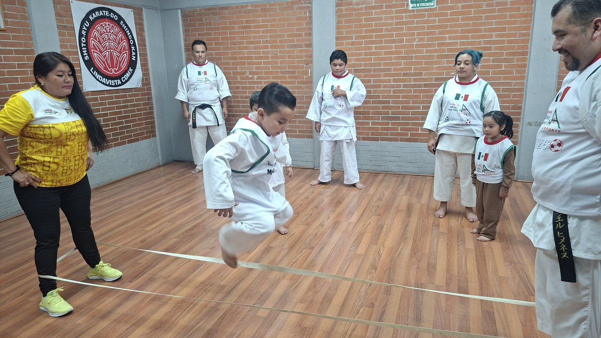Martin01969019's tweet photo. @FAHHdeporte con conjunto con la Profra. Diana López " Voluntaria de la Activación Física y el Deporte" promueve el Rescate de los Juegos #JuegosTradicionales en el Dojo de Karate del Pilares Central de abasto #CEDA para que perduren para las nuevas generaciones...(1/3) https://t.co/PL5lXuPIse