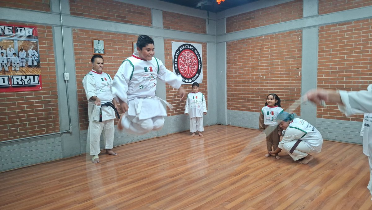 Martin01969019's tweet photo. @FAHHdeporte con conjunto con la Profra. Diana López " Voluntaria de la Activación Física y el Deporte" promueve el Rescate de los Juegos #JuegosTradicionales en el Dojo de Karate del Pilares Central de abasto #CEDA para que perduren para las nuevas generaciones...(1/3) https://t.co/PL5lXuPIse
