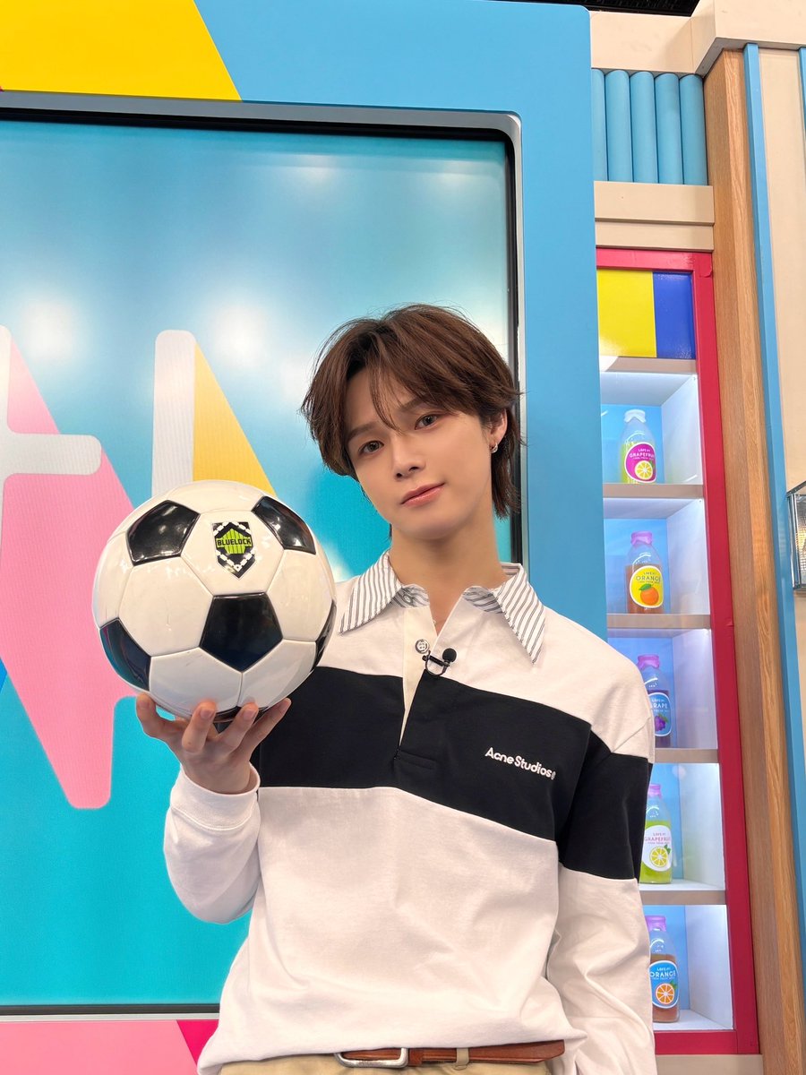 BLUELOCK_MOVIE's tweet photo. ✦✧•• オンエア情報 ••✧✦

📅ただいま放送中
📺TBS『ラヴィット！』

凪誠士郎役 #K (#andTEAM)さんが
生出演中です🐰
ぜひチェックお願いします☀️

※一部放送内容を変更し放送します。
※放送日は予定のため予告なく変更される場合があります。
※一部地域を除く

映画『#ブルーロック』
8月7日(金)KICK OFF⚽
#エゴい
@tbs_loveit