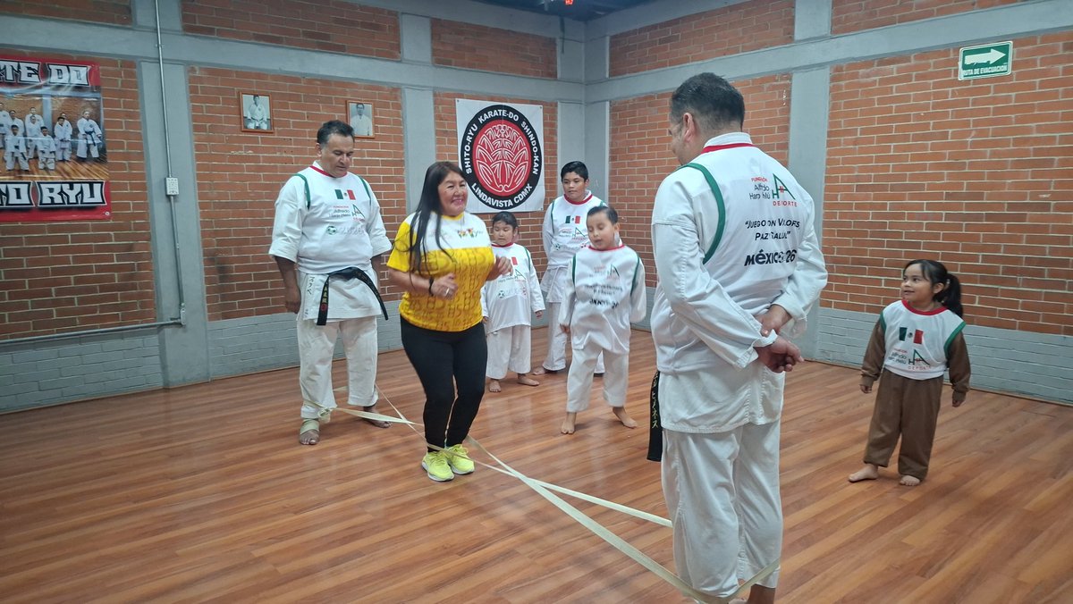 Martin01969019's tweet photo. @FAHHdeporte con conjunto con la Profra. Diana López " Voluntaria de la Activación Física y el Deporte" promueve el Rescate de los Juegos #JuegosTradicionales en el Dojo de Karate del Pilares Central de abasto #CEDA para que perduren para las nuevas generaciones...(1/3) https://t.co/PL5lXuPIse
