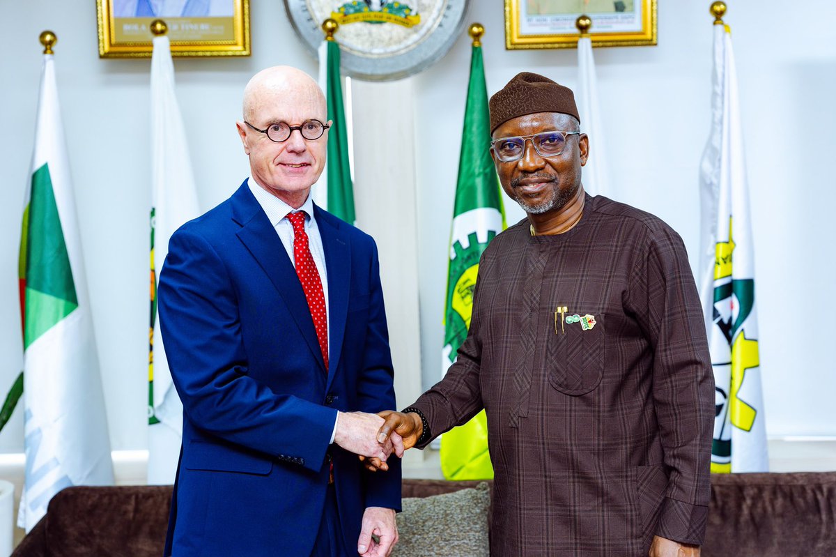 Ekperikpe001's tweet photo. Photo News
Minister of State Petroleum Resources (Gas), Rt. Hon. Ekperikpe Ekpo, today received the Chargé d’Affaires of the High Commission of Canada to Nigeria, His Excellency David Sproule, in his office for a courtesy visit. Also present at the meeting were the Permanent https://t.co/ZzIWyoodRa