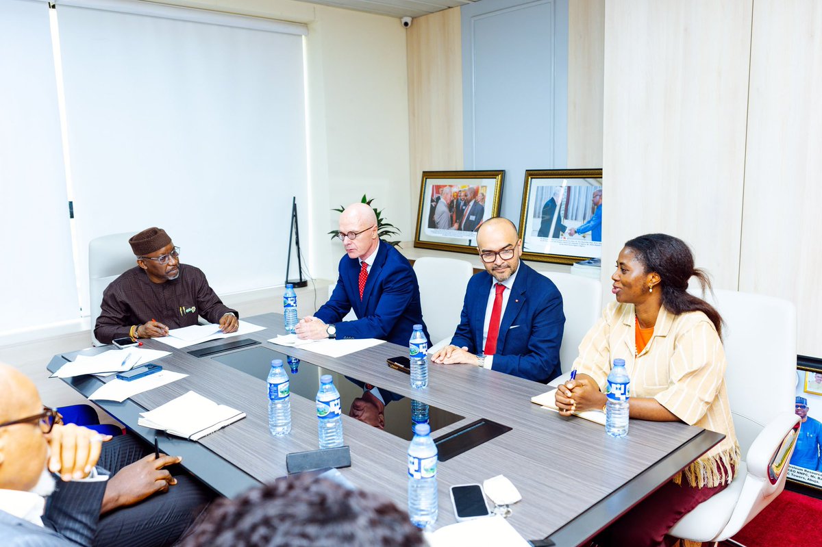 Ekperikpe001's tweet photo. Photo News
Minister of State Petroleum Resources (Gas), Rt. Hon. Ekperikpe Ekpo, today received the Chargé d’Affaires of the High Commission of Canada to Nigeria, His Excellency David Sproule, in his office for a courtesy visit. Also present at the meeting were the Permanent https://t.co/ZzIWyoodRa