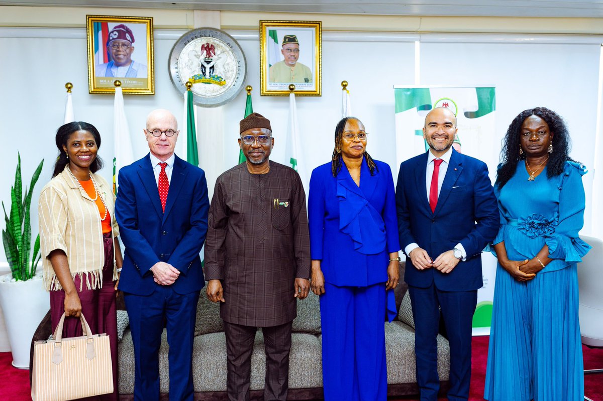 Ekperikpe001's tweet photo. Photo News
Minister of State Petroleum Resources (Gas), Rt. Hon. Ekperikpe Ekpo, today received the Chargé d’Affaires of the High Commission of Canada to Nigeria, His Excellency David Sproule, in his office for a courtesy visit. Also present at the meeting were the Permanent https://t.co/ZzIWyoodRa