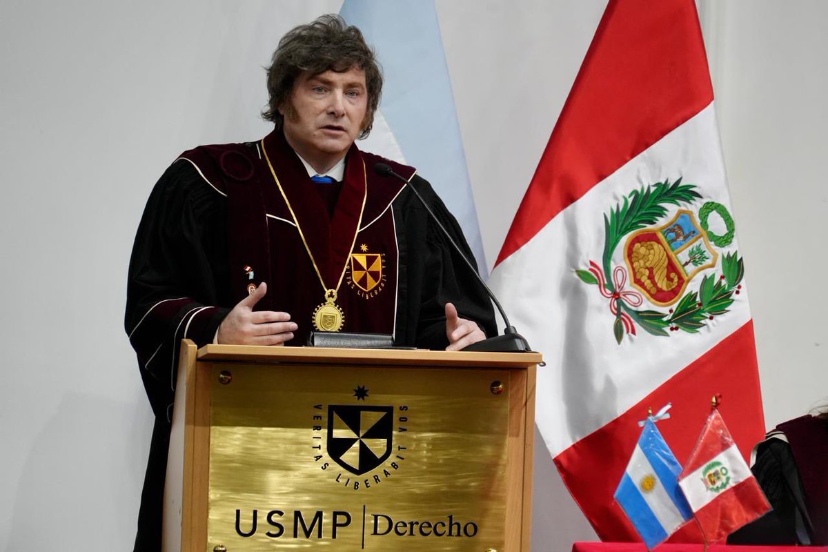 OPRArgentina's tweet photo. El Presidente Javier Milei fue distinguido con el título de Doctor Honoris Causa por la Universidad San Martín de Porres de Perú.

El reconocimiento le fue otorgado por su compromiso con el fortalecimiento de la libertad económica y social, y por su aporte a la modernización del Estado.