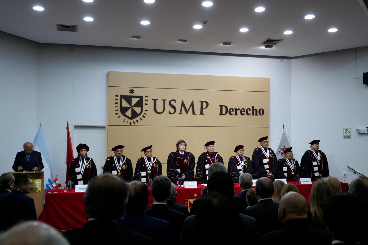 OPRArgentina's tweet photo. El Presidente Javier Milei fue distinguido con el título de Doctor Honoris Causa por la Universidad San Martín de Porres de Perú.

El reconocimiento le fue otorgado por su compromiso con el fortalecimiento de la libertad económica y social, y por su aporte a la modernización del Estado.
