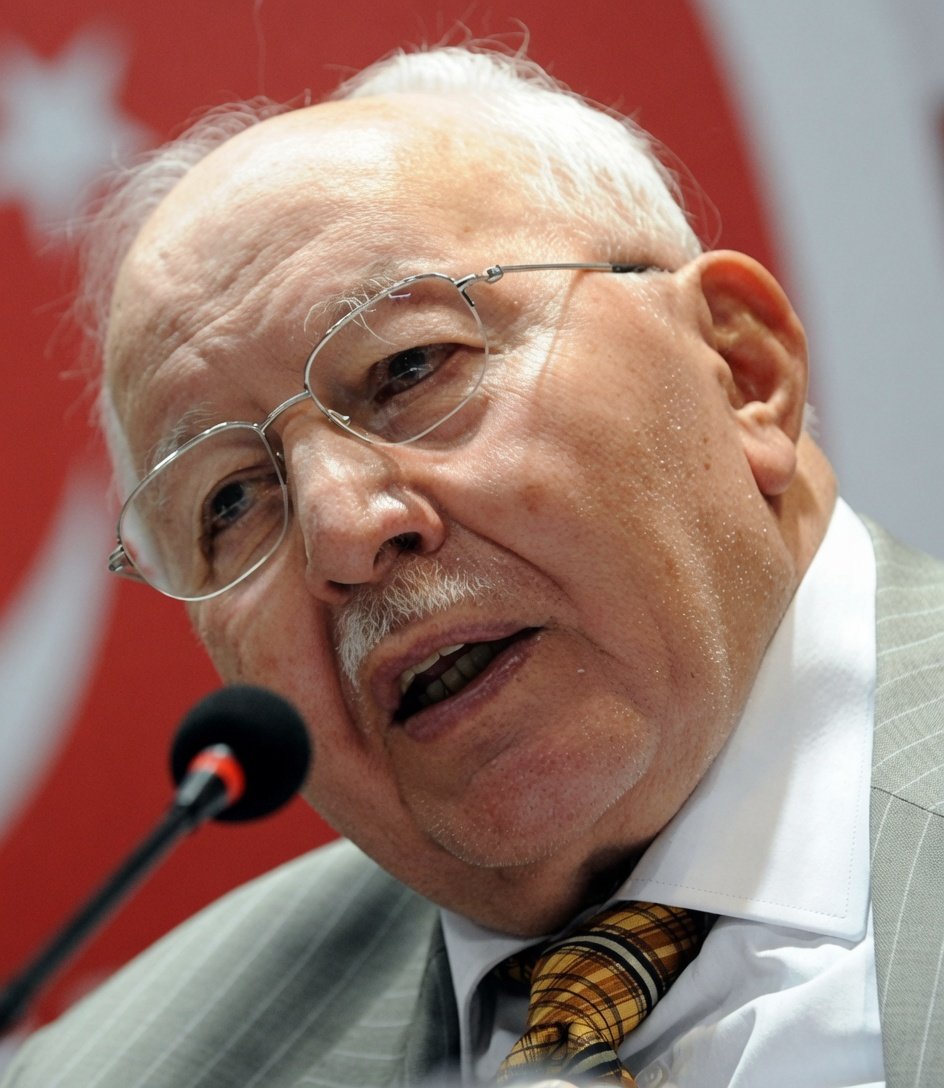 bayrakmedya's tweet photo. 📢 Necmettin Erbakan:

🔸 "Atatürk ilkelerinin ne olduğunu nereden bileceğiz? Atatürk bu ülkede 23'ten 38'e kadar cumhurbaşkanlığı yaptı, hangi politikaları takip ettiyse ilkeler bunlardı."

🔸 "Bu dönemleri yaşadık, yaşayarak biliyoruz. Biz ilkokulda her yıl yerli malı haftası yaptık; bunun manası nedir? Kendi gücümüzle kalkınacağız."

🔸 "1927'de Kayseri Uçak Fabrikası kuruldu; bunun altına yatan mana nedir? Biz sanayileşeceğiz, biz savunma sanayimizi kendimiz kuracağız diye haykırmak demek bunun manası."

🔸 "Atatürk bir defa dış seyahat yaptı mı Cumhurbaşkanı olduktan sonra? Hayır. Neden? Çünkü biz tarihin en şerefli milletiyiz, o büyük tarihi düşündü."

🔸 "'Ben başkasının ayağına gitmem' dedi; bunlar gibi katibinin odasında bir hafta bekleyecek bir müptezellik gösterdi mi? İngiltere Kralı Atatürk'ün ayağına geldi."