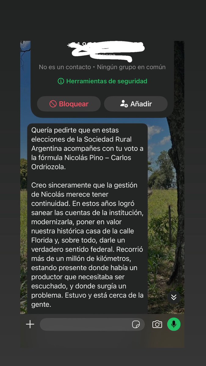 antonino_azzano's tweet photo. Hoy mientras estaba en el campo trabajando para levantar un puente que se cayó y que hoy me impide mover los animales que se están quedando sin pasto, recibí este mensaje pidiéndome el voto por @NicolasPinoSRA 

Ni un “buenas tardes”. Directamente: vote por la lista oficialista.

Es curioso que el propio mensaje necesita enumerar los supuestos “logros” de estos años, claro, porque sino los socios ni nos enteramos.

Hablan de federalismo y de haber recorrido más de un millón de kilómetros. Qué bueno sería que alguno de esos kilómetros los hiciera Nicolás Pino hasta mi campo para dar una mano con este puente. Eso sí sería estar cerca del productor.

Mientras al palco oficial lo ocupaban los turistas del asfalto, muchos socios y productores estábamos haciendo justamente lo que sostiene a esta institución y a este país, trabajando en nuestros establecimientos.

Me piden acompañar un cuarto mandato consecutivo. A este paso, quizá para el quinto hasta me digan “buenas tardes” antes de pedirme el voto.

#Impresentables #Invotables