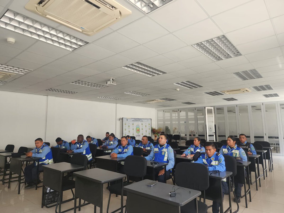DSP_HN's tweet photo. 🧠🤝 ¡Cuidando la salud mental y el bienestar de nuestro equipo!

La Clínica Policial de Especialidades - San Pedro Sula (SPS) impartió una importante charla enfocada en la Prevención del Síndrome de Burnout y el Fortalecimiento del Trabajo en Equipo. https://t.co/qNiOt4wUNG