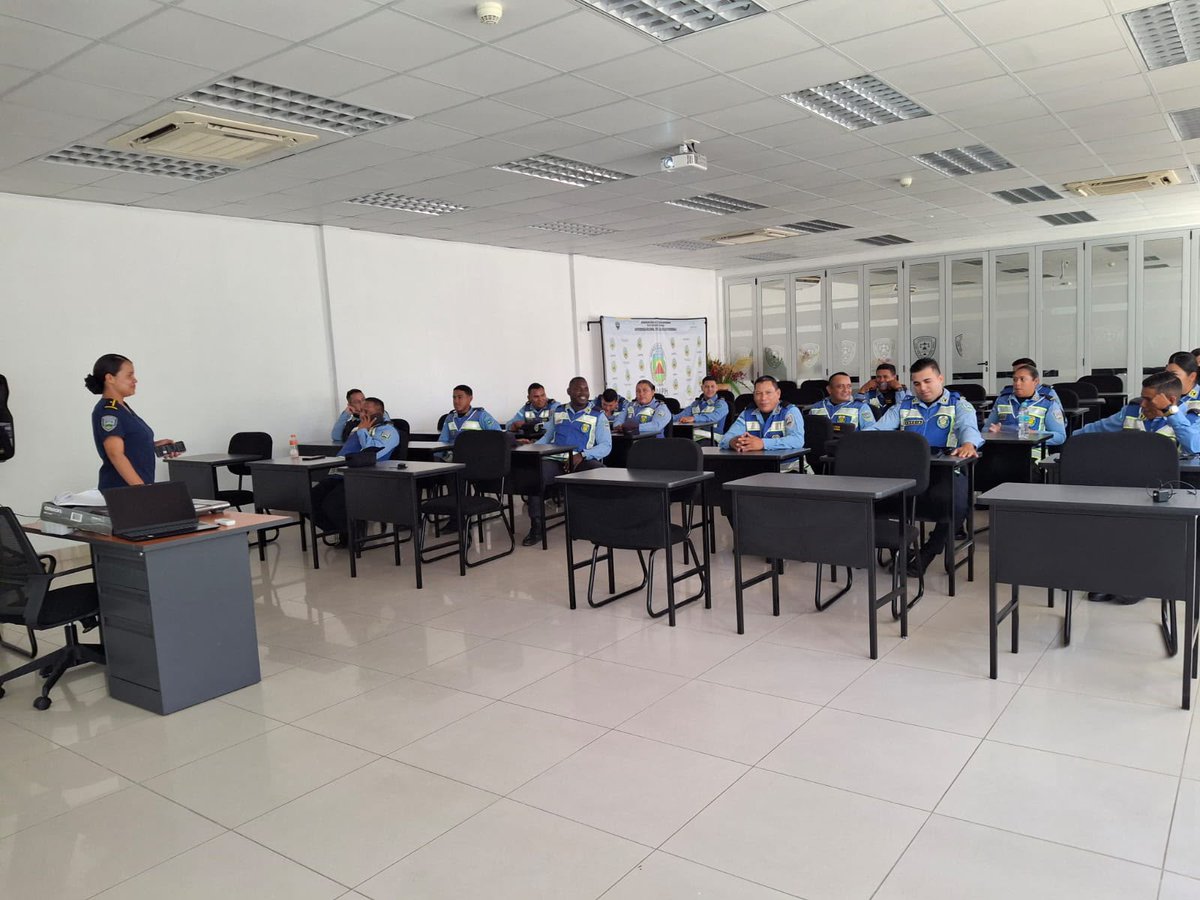 DSP_HN's tweet photo. 🧠🤝 ¡Cuidando la salud mental y el bienestar de nuestro equipo!

La Clínica Policial de Especialidades - San Pedro Sula (SPS) impartió una importante charla enfocada en la Prevención del Síndrome de Burnout y el Fortalecimiento del Trabajo en Equipo. https://t.co/qNiOt4wUNG