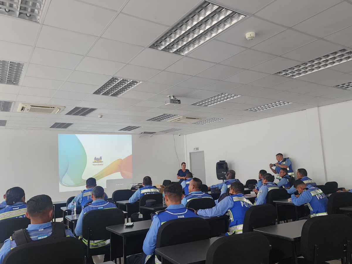 DSP_HN's tweet photo. 🧠🤝 ¡Cuidando la salud mental y el bienestar de nuestro equipo!

La Clínica Policial de Especialidades - San Pedro Sula (SPS) impartió una importante charla enfocada en la Prevención del Síndrome de Burnout y el Fortalecimiento del Trabajo en Equipo. https://t.co/qNiOt4wUNG