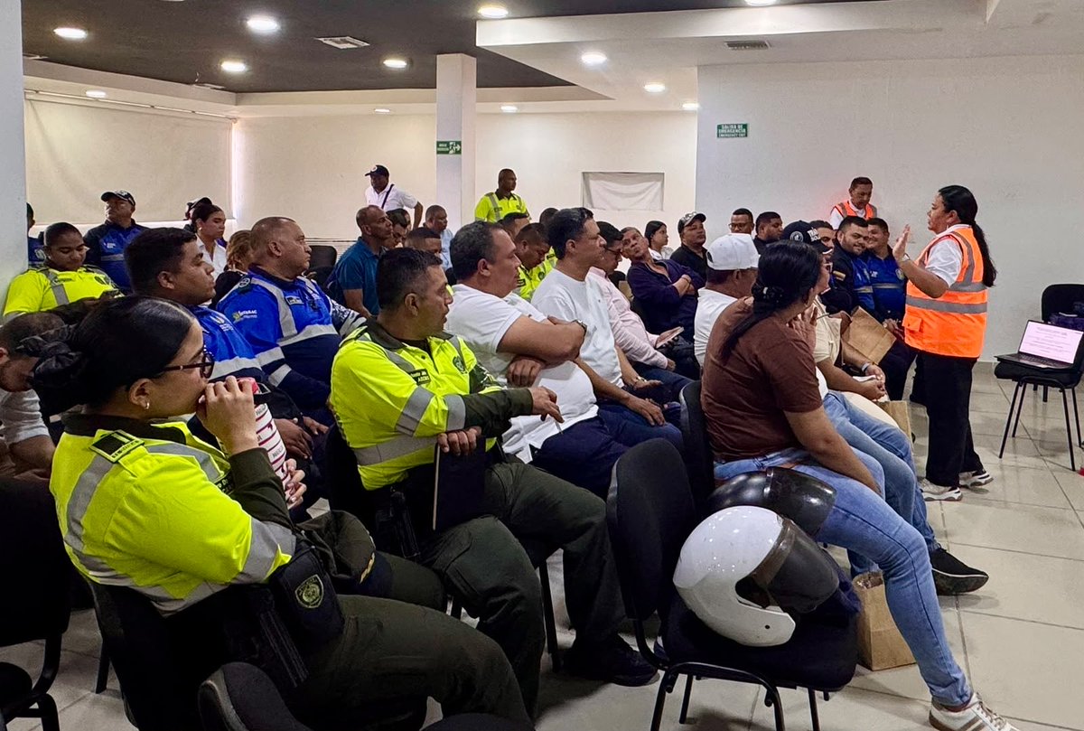 ansvcol's tweet photo. 📍#Barranquilla | Hoy, luego de dar cumplimiento a nuestro Diplomado Técnico sobre Vigilancia y Control del Tránsito, entregamos 9 kits para el control en vía y fortalecer las capacidades de los organismos de tránsito de Atlántico, Soledad, Sabanarlarga, Galapa y Malambo. https://t.co/c9AaTxJp4C