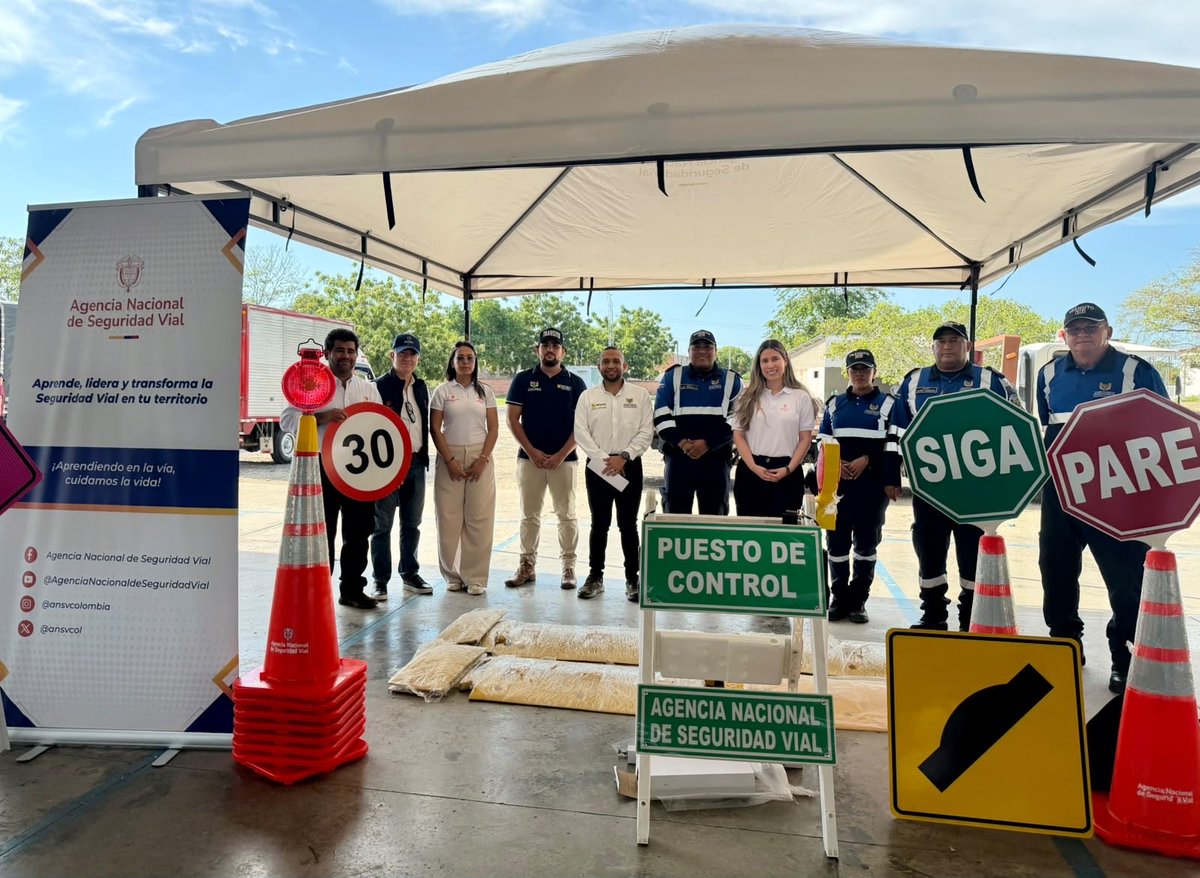 ansvcol's tweet photo. 📍#Barranquilla | Hoy, luego de dar cumplimiento a nuestro Diplomado Técnico sobre Vigilancia y Control del Tránsito, entregamos 9 kits para el control en vía y fortalecer las capacidades de los organismos de tránsito de Atlántico, Soledad, Sabanarlarga, Galapa y Malambo. https://t.co/c9AaTxJp4C