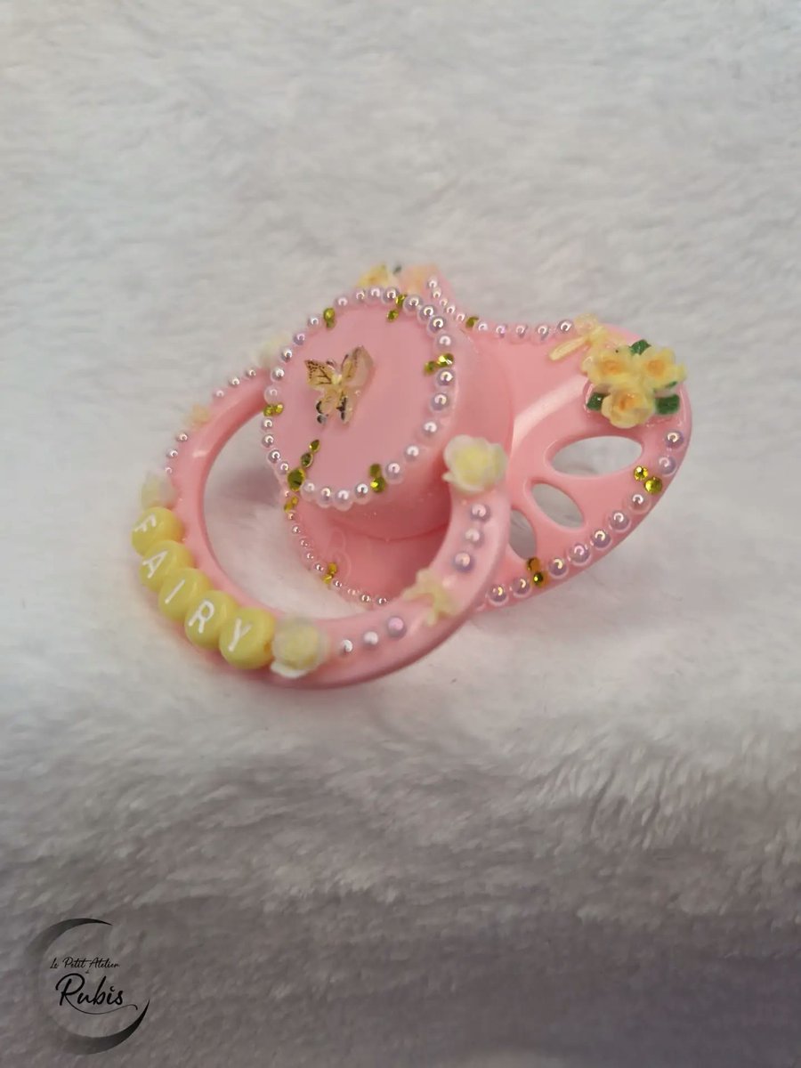 SpinelEtrubis's tweet photo. "Fairy" tétine pour adulte, disponible sur le site ✨️⬇️
Shop https://t.co/grkwtazsun
Insta https://t.co/G0xCJ1p2E5
#pacifier #tétine #abdl #kawaii #abdlgirl #diappergirl #cosplay #ageplay #kawaii #art #littlegirl #daddylittlegirl
#abdlgay #abdlcommunity #ddlg #little https://t.co/I5EbFMi4lf