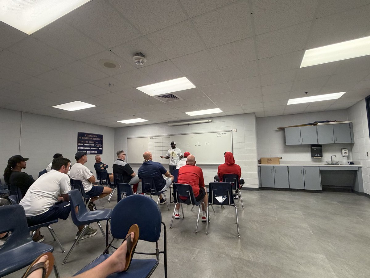 humphreys_coach's tweet photo. All coaches are busy, but finding time for fellowship and talking some ball with your feeder schools is what @KCTigerFootball is all about. Great session with @SchindewolfKISD and @StrackKISD coaches. This separates @KleinISDAth from everyone else. #theKCway https://t.co/VqFcyjuZXG