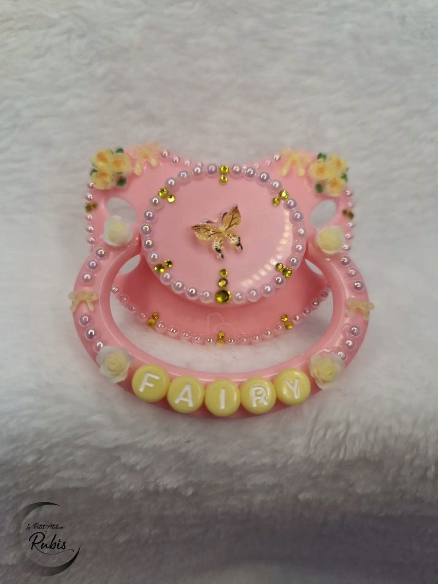 SpinelEtrubis's tweet photo. "Fairy" tétine pour adulte, disponible sur le site ✨️⬇️
Shop https://t.co/grkwtazsun
Insta https://t.co/G0xCJ1p2E5
#pacifier #tétine #abdl #kawaii #abdlgirl #diappergirl #cosplay #ageplay #kawaii #art #littlegirl #daddylittlegirl
#abdlgay #abdlcommunity #ddlg #little https://t.co/I5EbFMi4lf