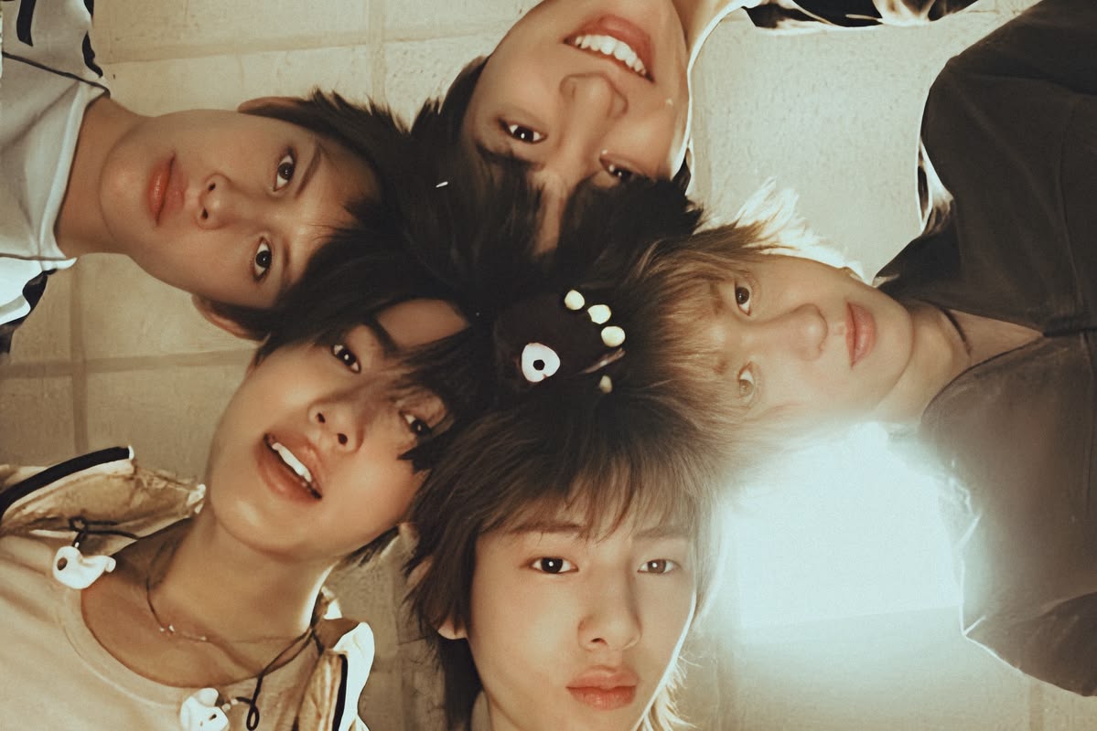 jjukeus's tweet photo. I love this genre of ot5 selfies https://t.co/3kT58b6UCQ