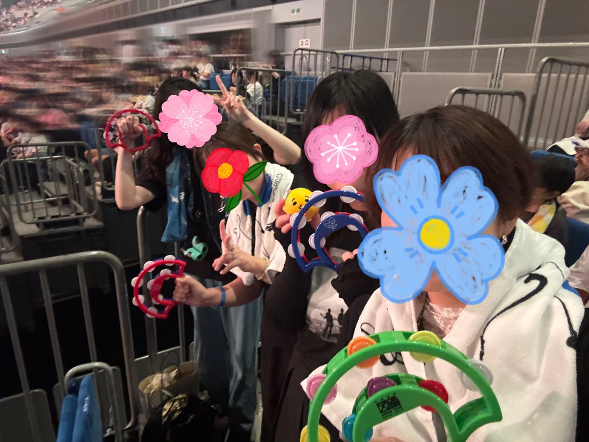 summer_banzai's tweet photo. 💙2026/07/25❤️
ロドで知り合ったフォロワーたちとゆずのライブ行ってきました😭✨
一緒にたくさん歌って踊って笑って泣いて、喜怒哀楽溢れる時間を新横浜で過ごせてよかった〜！！
(※怒＝夏色でステージに座り込む岩沢厚治がメロすぎるあまりキレてるフォロワーがいたため) https://t.co/7dLRdSETz3