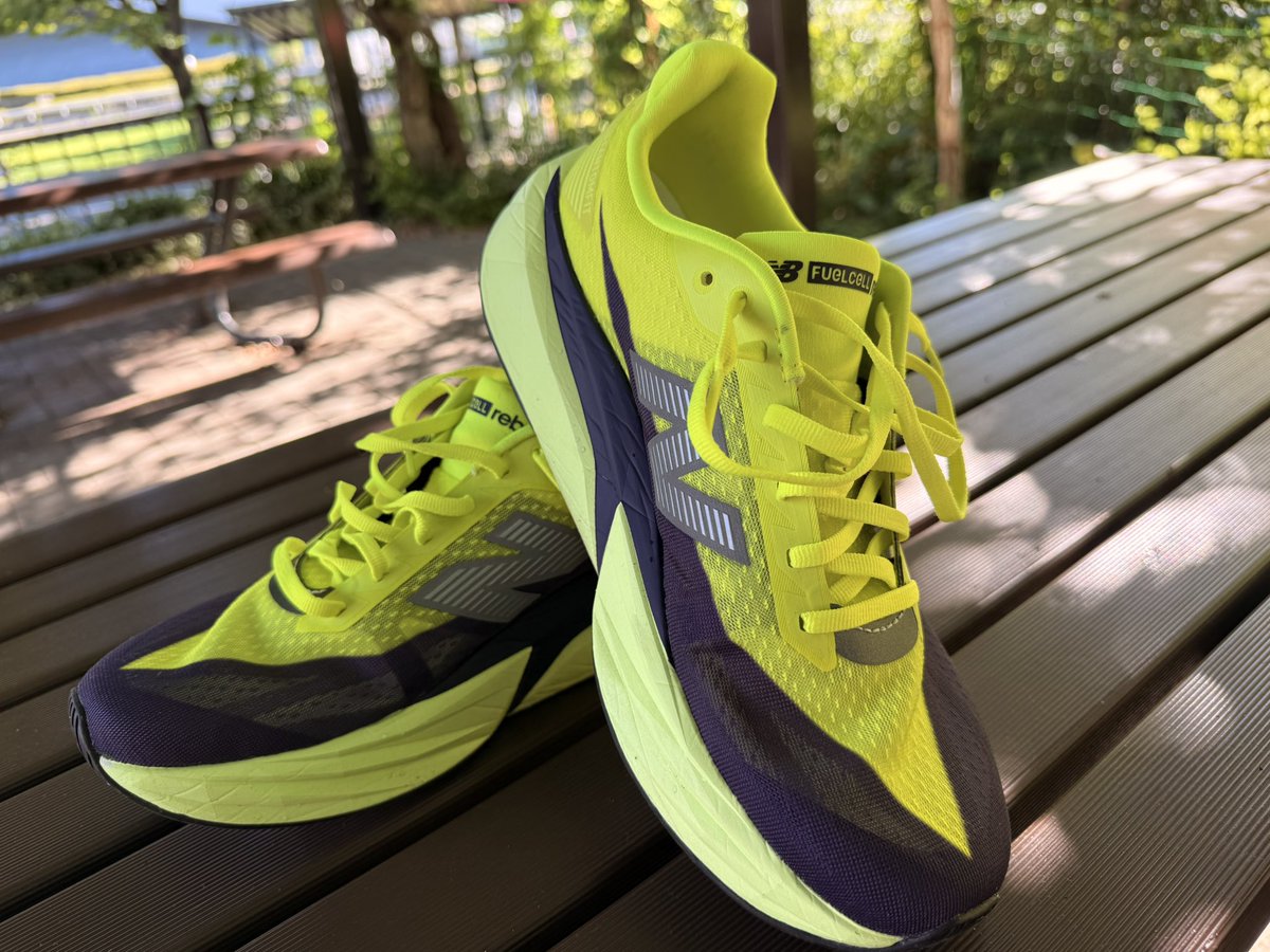CrObpfeyjgggntP's tweet photo. ランニングシューズ(練習用)をおろした。普段履きスニーカーではNBが1番多いんだけどランニング用厚底ではNIKE、asicsだけでNBは初めて。家で履いた瞬間「柔らか!!」と心配になるほどだったのだけど… トレーニング用としてなら有りだった🐢 切れて交換した縄跳びも◎
#newbalance #fuelcell https://t.co/yLsxoGiPFF