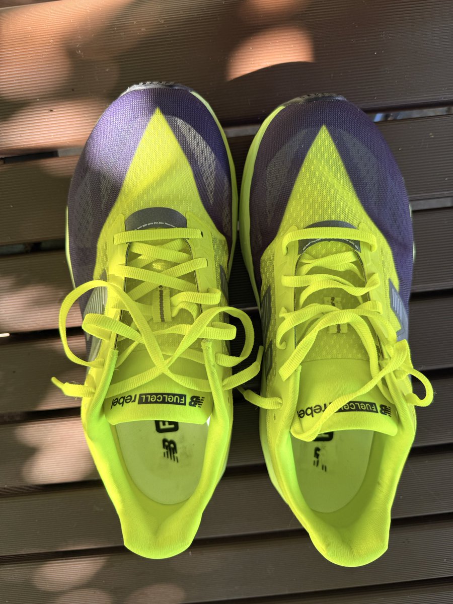 CrObpfeyjgggntP's tweet photo. ランニングシューズ(練習用)をおろした。普段履きスニーカーではNBが1番多いんだけどランニング用厚底ではNIKE、asicsだけでNBは初めて。家で履いた瞬間「柔らか!!」と心配になるほどだったのだけど… トレーニング用としてなら有りだった🐢 切れて交換した縄跳びも◎
#newbalance #fuelcell https://t.co/yLsxoGiPFF