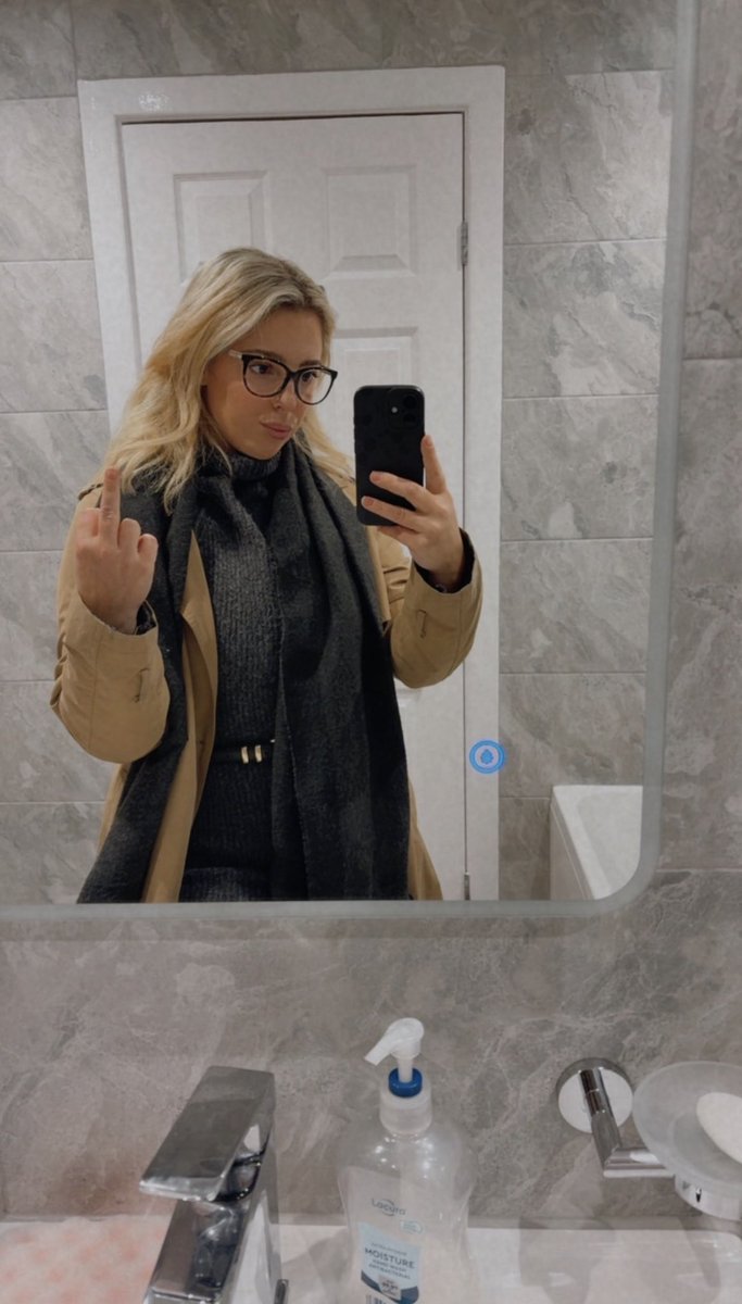 goddess_txox's tweet photo. turned on by a hand sign hmm? https://t.co/QzV56Vd5wA