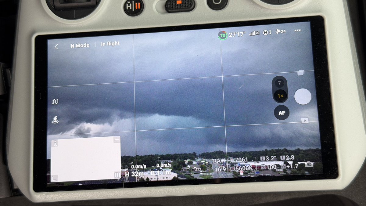 Deranphoto's tweet photo. Big rfd cut over Burlington #ncwx https://t.co/ZNr4wuhWHl