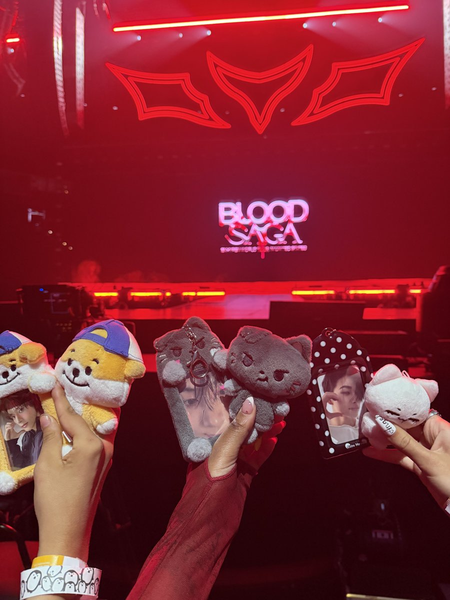 starboyjays's tweet photo. barricade for oakland d1 🙂‍↕️
@nanasbannanas @miupsh https://t.co/LIno0VKyZN