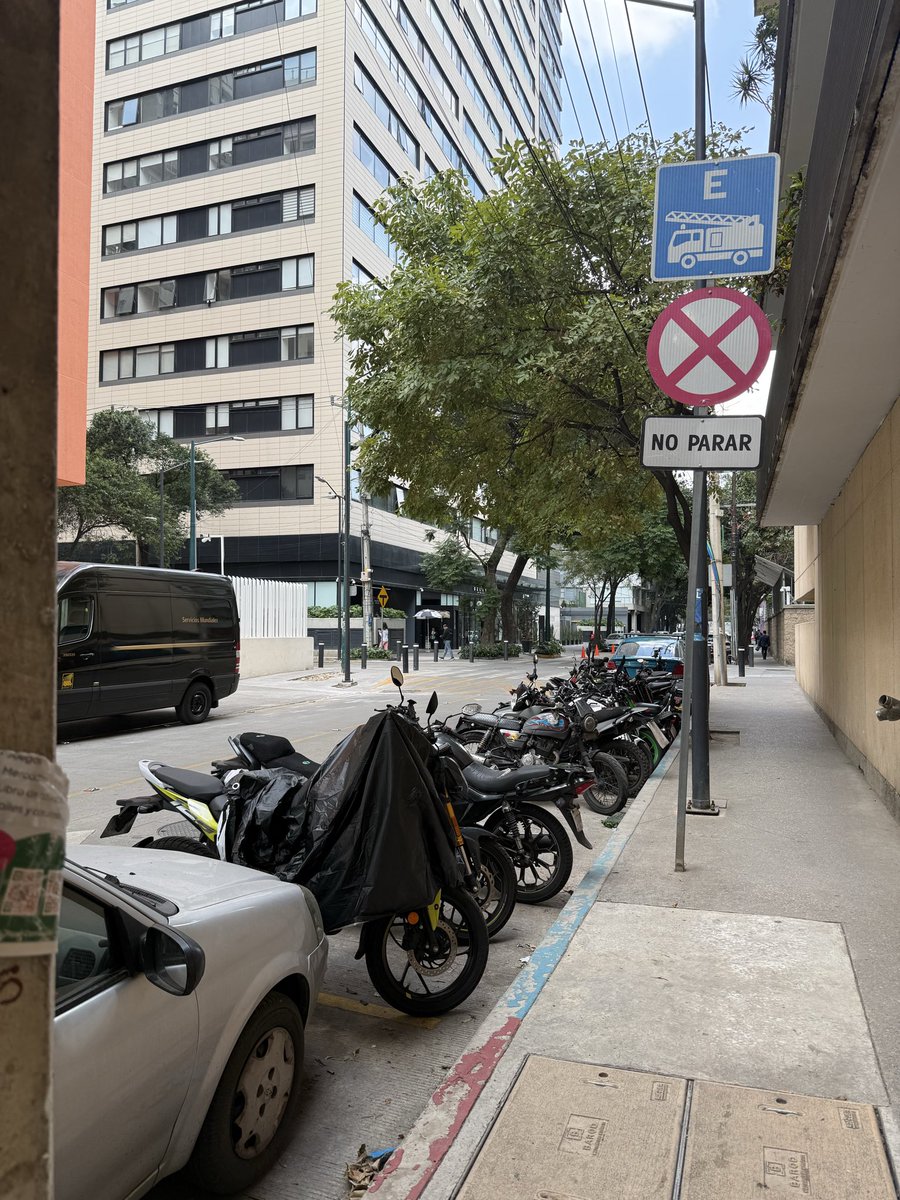 arely76's tweet photo. 📍Bitácora de Ampliación Granada
Día 2 después del incendio. Los espacios para acceso de servicios de emergencia siguen siendo usados como estacionamiento 🏍️🚘
Hoy nada cambió
@LaSEMOVI @AlcaldiaMHmx @mauriciotabe @AmpliacionG @nmasforo @Bomberos_CDMX @ClaraBrugadaM @SSC_CDMX https://t.co/MeKQomRjBc