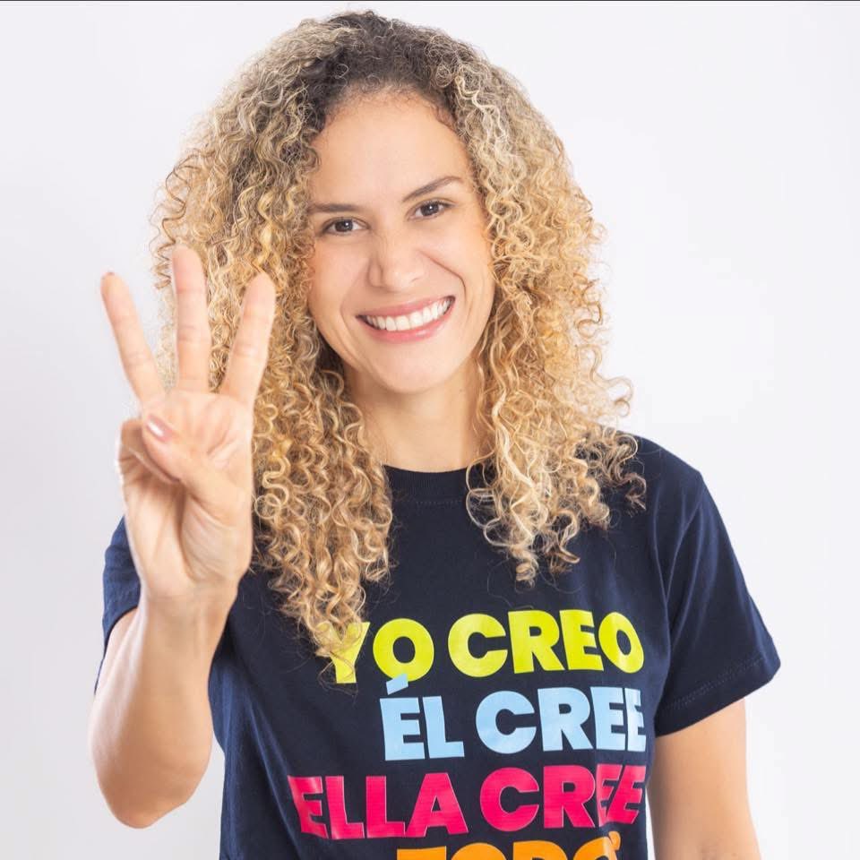 RicardoGonDuq's tweet photo. Natalia Rojas Fuentes es cuota política para @FicoGutierrez en el gabinete de la ultraderecha, una excandidata al Congreso quemada por Creemos.

Al igual que la hermana del alcalde de Medellín, sin un mérito claro para asumir en @MintrabajoCol.

Veremos si logra resistir la tentación de la “flexibilización laboral” que ya intentaron en el empalme los libertarios de la derecha radical.