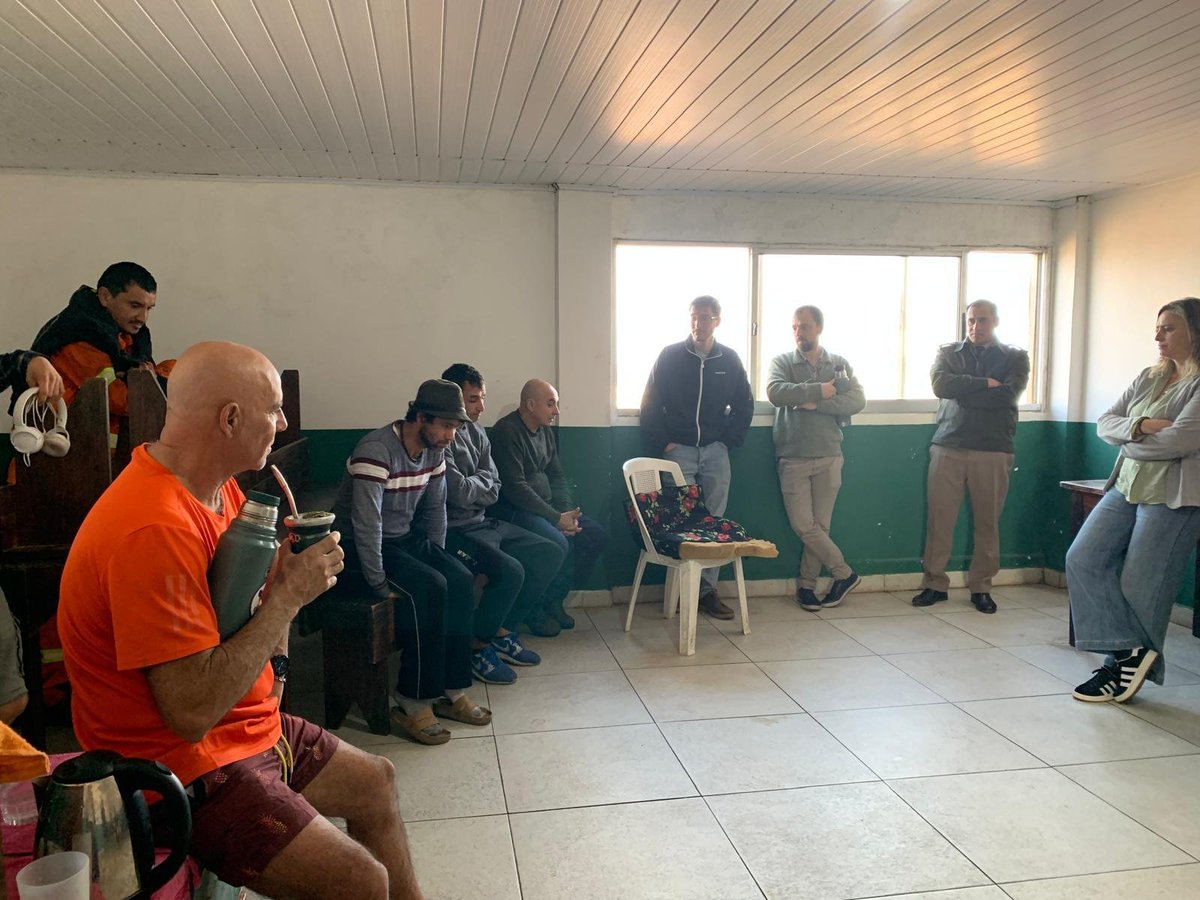 DanielGerhard5's tweet photo. Hoy estuvimos en Paysandú visitando los centros para personas en situación de calle en el departamento.
Seguimos ampliando y diversificado las respuestas en el interior, y conversando con los participantes para pensar formatos que favorezcan la autonomía y el egreso. https://t.co/F1ZOEL7MZB