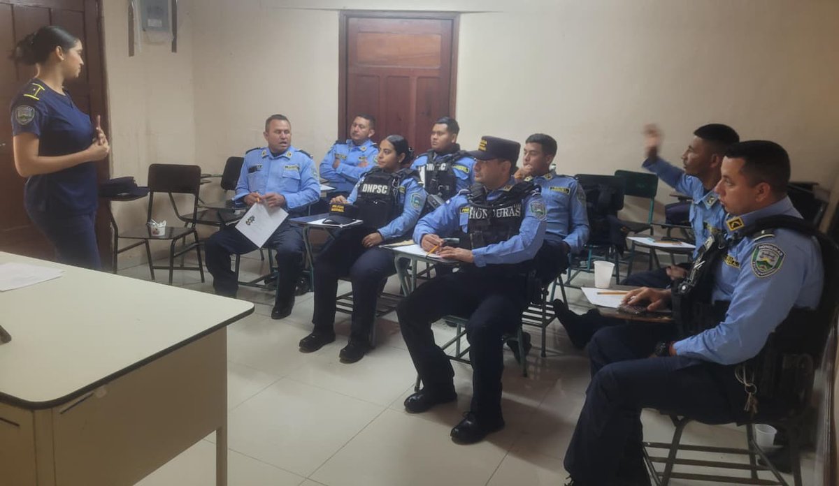 DSP_HN's tweet photo. La Clínica Policial de la UMEP-21 en Yuscarán brindó una charla enfocada en la Prevención e Identificación del Síndrome de Burnout Laboral.
A través de estas jornadas psicoeducativas, dotamos a nuestro personal de herramientas clave para el manejo del estrés y la fatiga laboral. https://t.co/WCy2pSFzAb