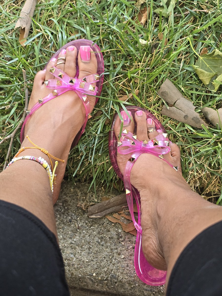 kweenkhay's tweet photo. Your friendly reminder to go out and touch grass 🌱😌 https://t.co/5PuWxt2bZb