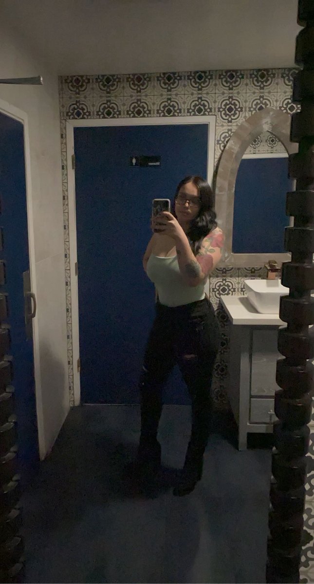 LinaGoddess_'s tweet photo. out at dinner who’s paying for it 😘 

#humanwallet #boobs #paypigswelcome #findomdrain #findompaypig #goon #atm https://t.co/bVBd93ZBDI