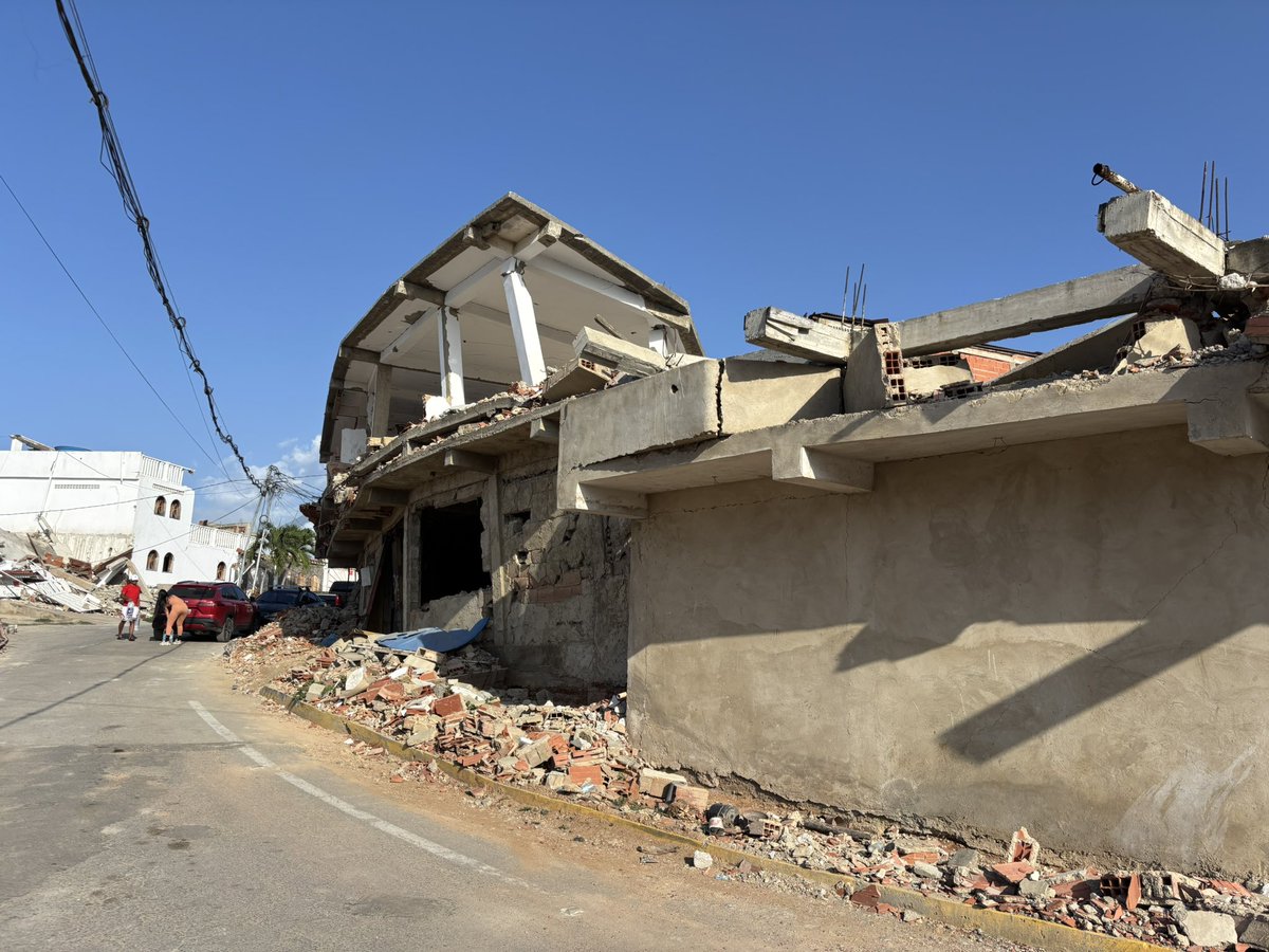 CarlosRMarcano's tweet photo. Vuelvo con mis hilos de fotos sobre La Guaira para recordarles que la ayuda debe seguir, aún hay mucho por hacer y ayudar 🙏🏼 https://t.co/17aLkTulP5