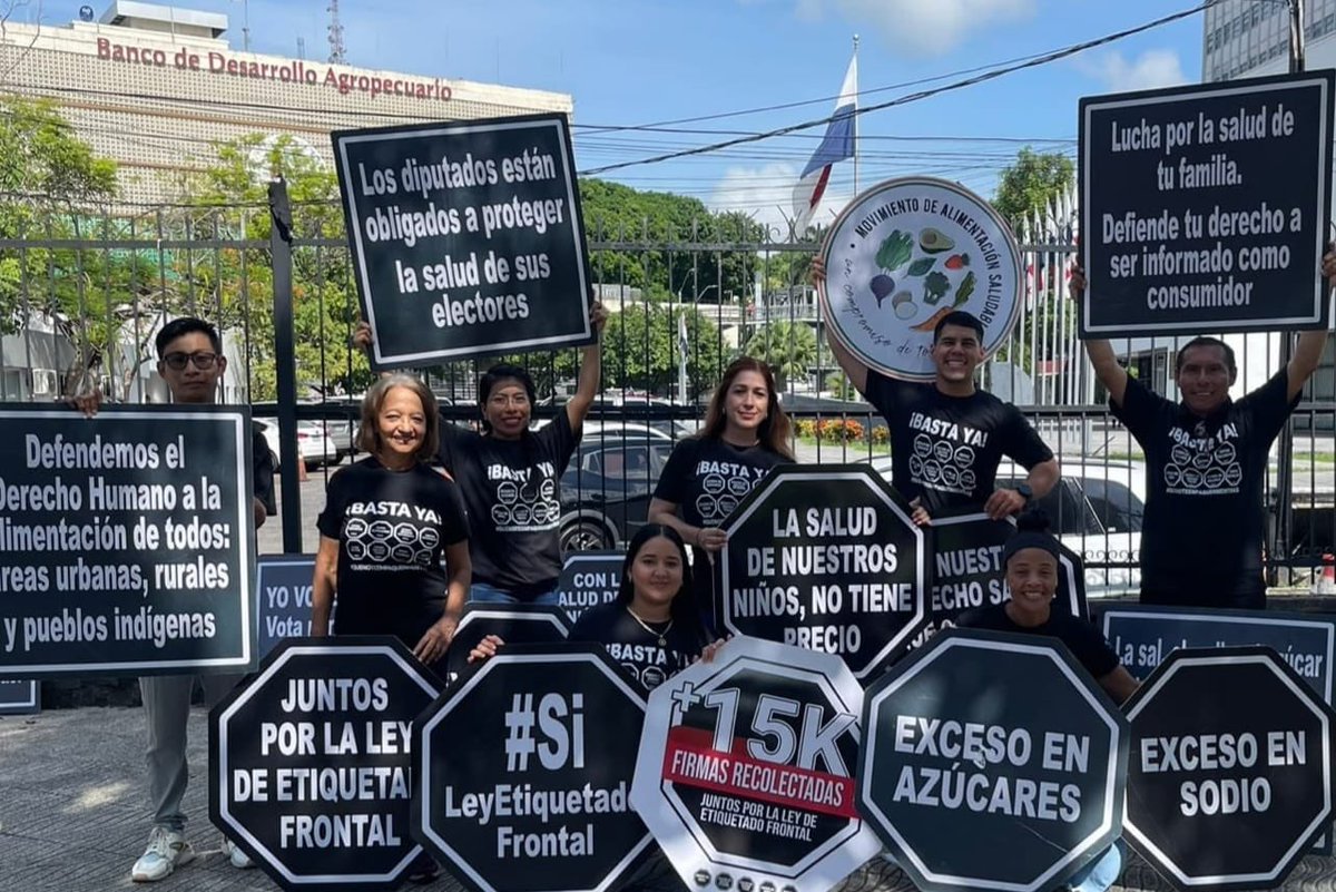 destinopanama_'s tweet photo. Integrantes del Movimiento de Alimentación Saludable (MAS) y la Alianza Panamá por la Salud realizaron una parada de sensibilización a favor de la Ley de Etiquetado Frontal de Advertencia Nutricional que se encuentra estancada en la comisión Legislativa de Salud. https://t.co/Gq7RFsRGDh