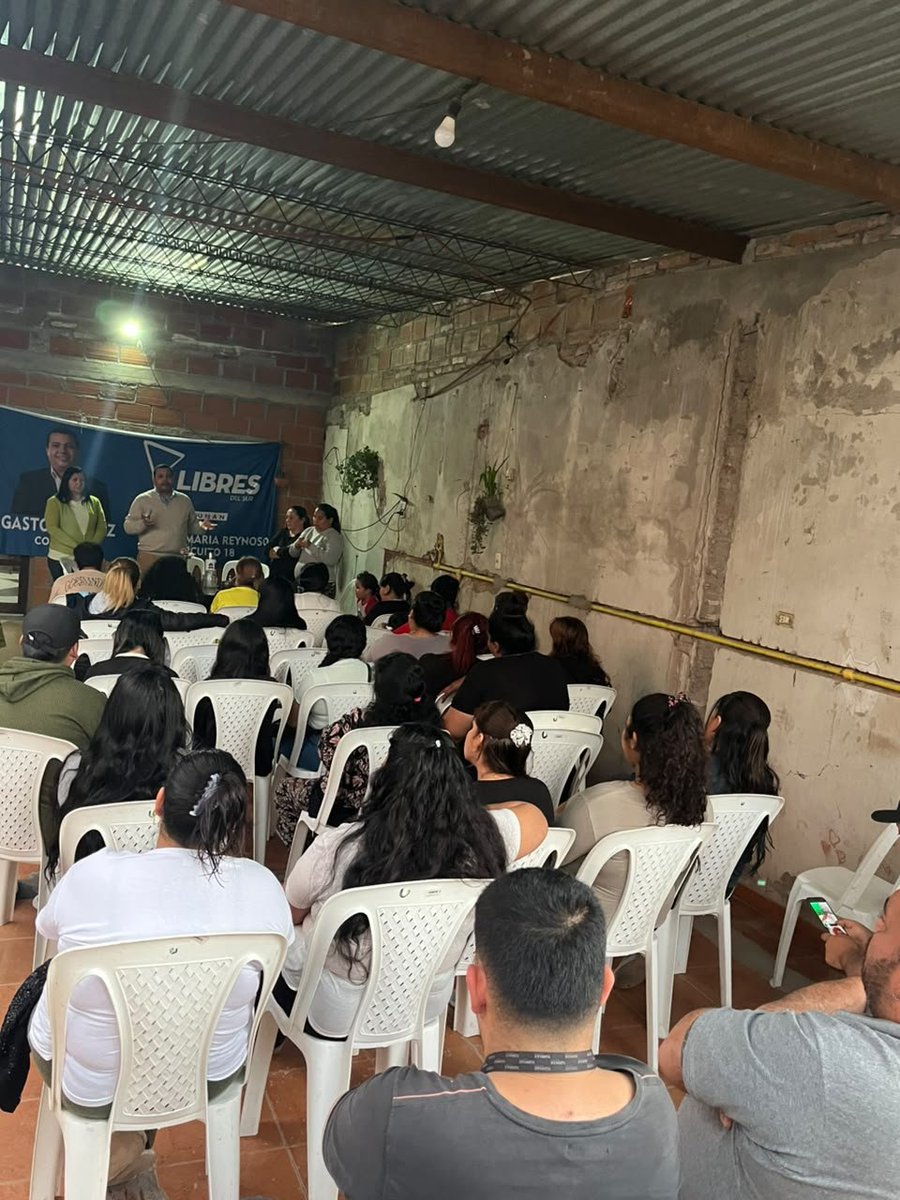 GastonEGGomez's tweet photo. Estar presentes significa traer las herramientas y políticas públicas del gobierno provincial directamente a tu barrio 🏘️. Nuestro compromiso es simple: seguir caminando la capital y gestionando a la par de ustedes 🤝

#Barrio2DeSeptiembre #SMT #EstadoPresente #LibresDelSur https://t.co/s4Uq7AbuVB
