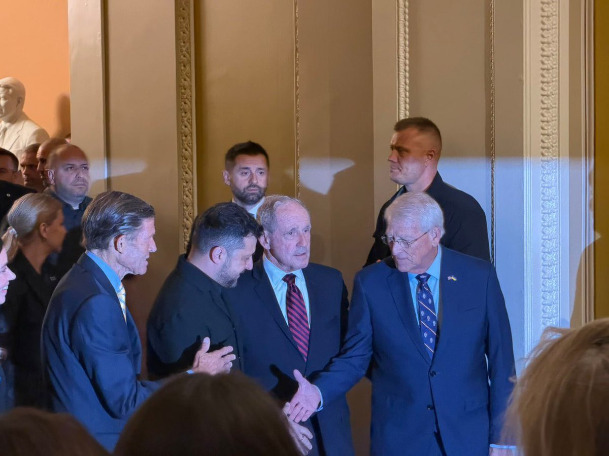 Maks_NAFO_FELLA's tweet photo. 🇺🇦🇺🇸 Zelensky has already arrived for a meeting with US senators. American lawmakers greeted the Ukrainian leader with a standing ovation. https://t.co/htk8k4R5SH