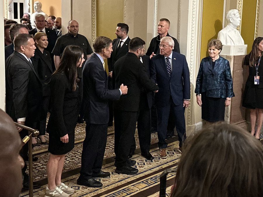 Maks_NAFO_FELLA's tweet photo. 🇺🇦🇺🇸 Zelensky has already arrived for a meeting with US senators. American lawmakers greeted the Ukrainian leader with a standing ovation. https://t.co/htk8k4R5SH