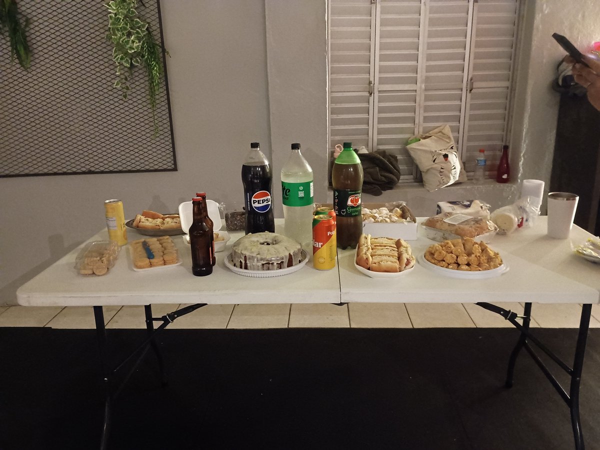 mttvgaab's tweet photo. treino e festa de hoje 

— teve gente reclamando 
— teve gente quase desmaiando de pressão baixa (eu)
— teve gente fazendo exercício errado 
— teve gente rindo de quem fez o exercício errado
— teve gente caindo pra trás 
— teve dança da mãozinha e ninguém sabia dançar direito https://t.co/v6WN3BmuZj