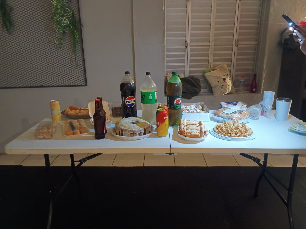 mttvgaab's tweet photo. treino e festa de hoje 

— teve gente reclamando 
— teve gente quase desmaiando de pressão baixa (eu)
— teve gente fazendo exercício errado 
— teve gente rindo de quem fez o exercício errado
— teve gente caindo pra trás 
— teve dança da mãozinha e ninguém sabia dançar direito https://t.co/v6WN3BmuZj