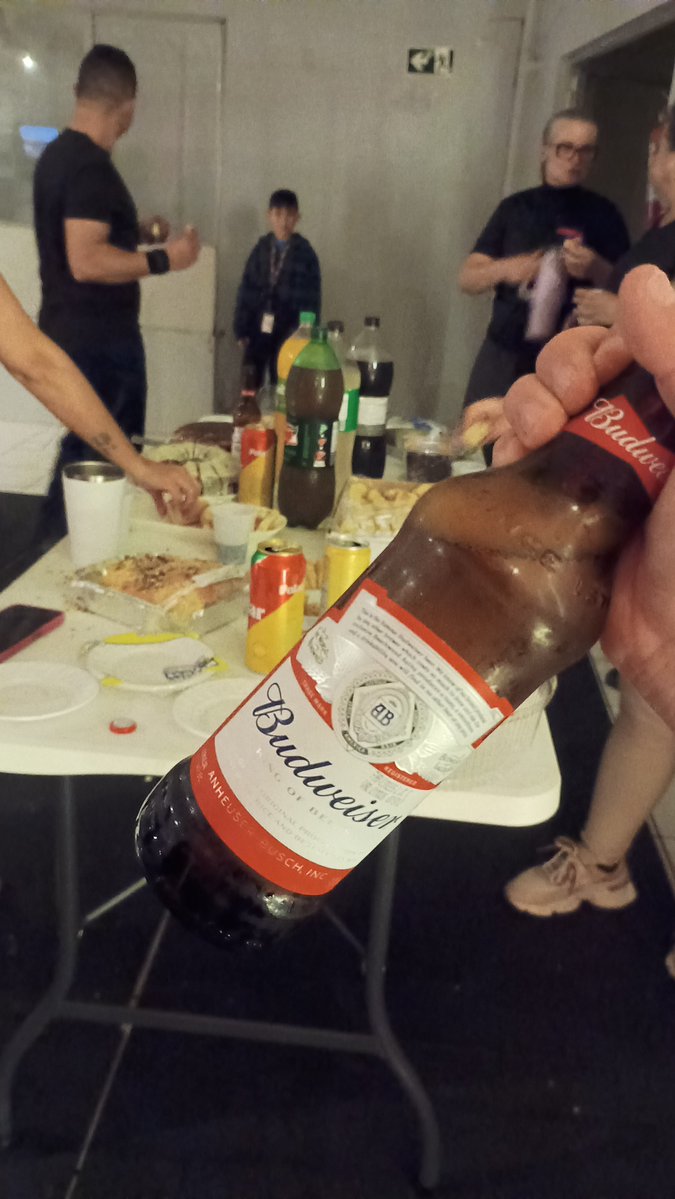 mttvgaab's tweet photo. treino e festa de hoje 

— teve gente reclamando 
— teve gente quase desmaiando de pressão baixa (eu)
— teve gente fazendo exercício errado 
— teve gente rindo de quem fez o exercício errado
— teve gente caindo pra trás 
— teve dança da mãozinha e ninguém sabia dançar direito https://t.co/v6WN3BmuZj