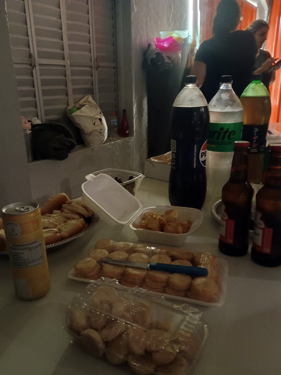 mttvgaab's tweet photo. treino e festa de hoje 

— teve gente reclamando 
— teve gente quase desmaiando de pressão baixa (eu)
— teve gente fazendo exercício errado 
— teve gente rindo de quem fez o exercício errado
— teve gente caindo pra trás 
— teve dança da mãozinha e ninguém sabia dançar direito https://t.co/v6WN3BmuZj