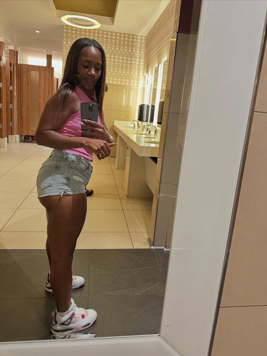 Themindof_C's tweet photo. Y'all swear I'm only thick in gym clothes 😂 Nah, baby... this body hitting in whatever I throw on.  I'm just holdin' it down for the thick-fit girls. 💅🏾💪🏾#gymgirl #explorepage #fıtnessmotivation https://t.co/J7W2bITr16