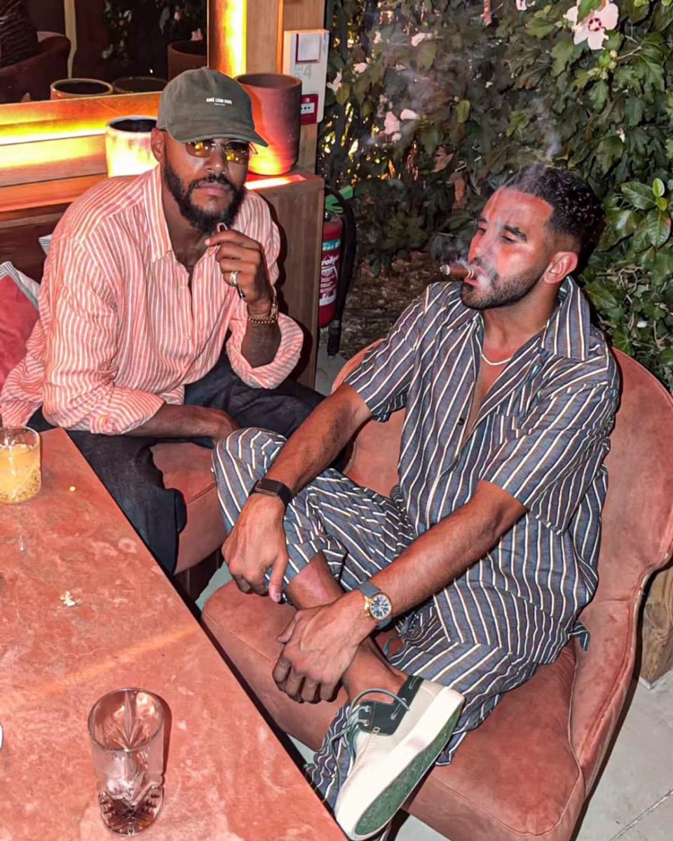 la_vagueverte's tweet photo. Riyad Mahrez et Raïs M’Bolhi profitent ensemble de leurs vacances ! 🏖️🚬

[Story Instagram Riyad Mahrez] https://t.co/hixxXqZpNE