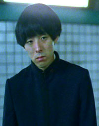 kitanisuto30395's tweet photo. #この正体にピンときたら映画好き
『キッズ・リターン』（1997）
カツアゲされる高校生役（宮藤官九郎、菊川浩二）  

北野武監督も俳優として出演したクドカンに「全然気づかなかった」と苦笑していた。  
そして、クドカンの隣は空耳アワー、ナゲット割ってとうちゃんこと菊川浩二氏。
#キッズ・リターン　#宮藤官九郎　#菊川浩二
#北野武